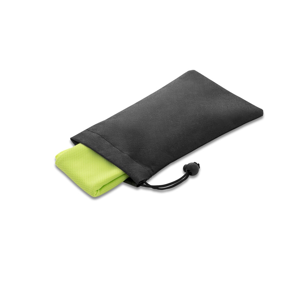 BERNAL. Sporthandtuch aus recyceltem Polyester (100% rPET) dient zur Erfrischung mit Vliesstoffbeutel - Hellgrün