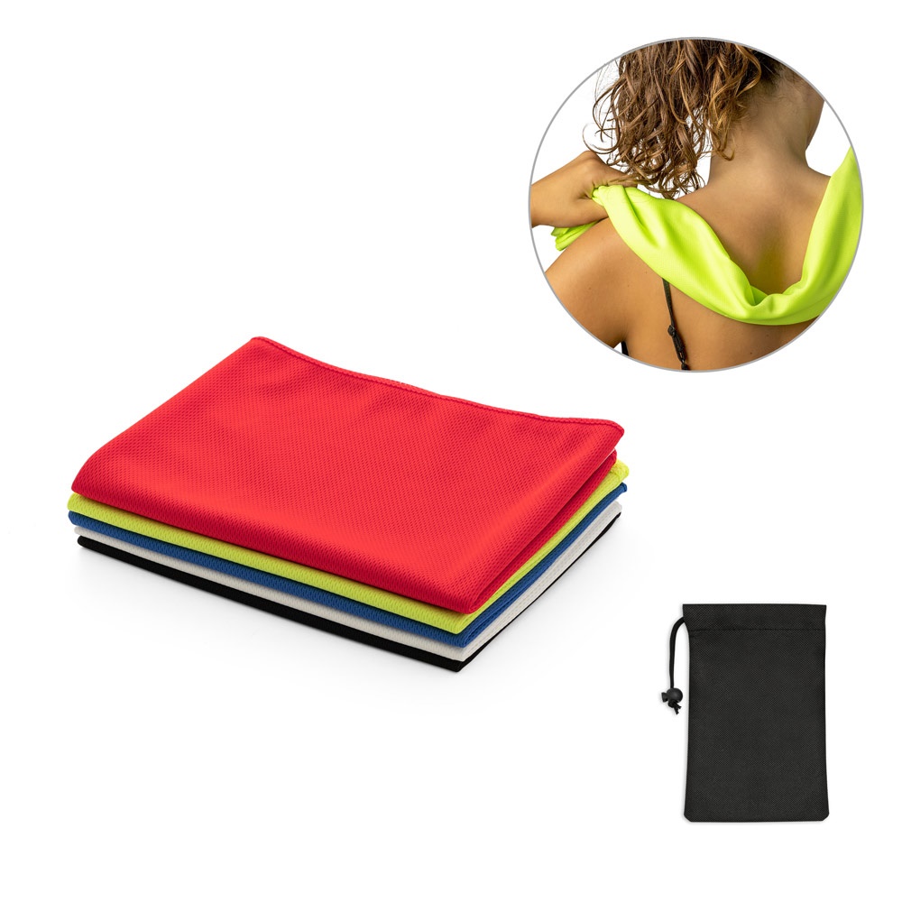 BERNAL. Sporthandtuch aus recyceltem Polyester (100% rPET) dient zur Erfrischung mit Vliesstoffbeutel