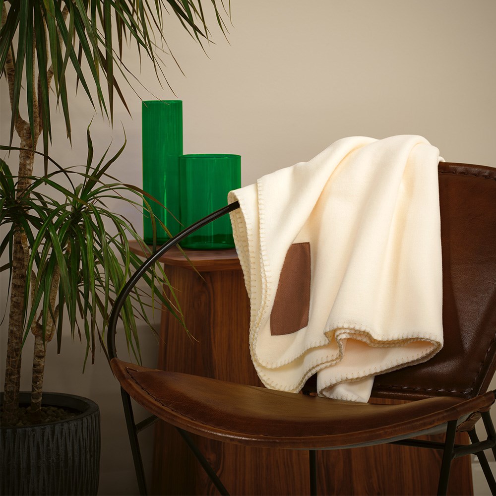 Pollock Decke aus rPET (180 g/m²). Mit personalisierbarem Aufnäher - Beige